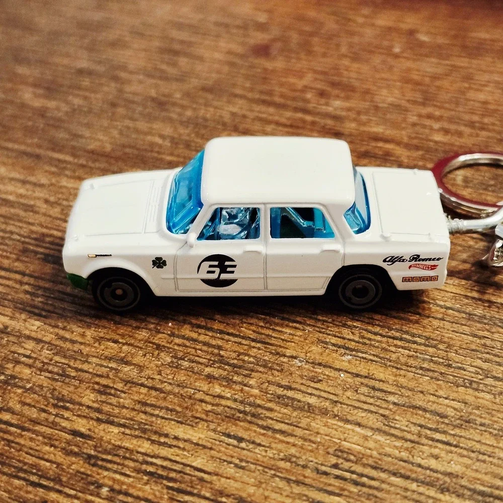 Hot Wheels Compact Kings Alfa‎ Romeo Giulia TI Super Keychain